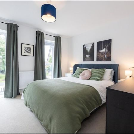 Elegance Retreat - 2 Bed Holiday Home With Parking Manchester Buitenkant foto