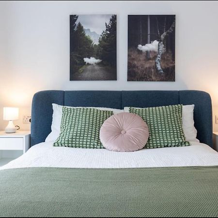 Elegance Retreat - 2 Bed Holiday Home With Parking Manchester Buitenkant foto