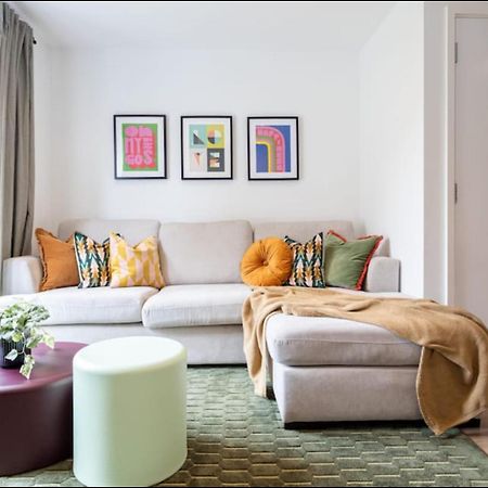 Elegance Retreat - 2 Bed Holiday Home With Parking Manchester Buitenkant foto
