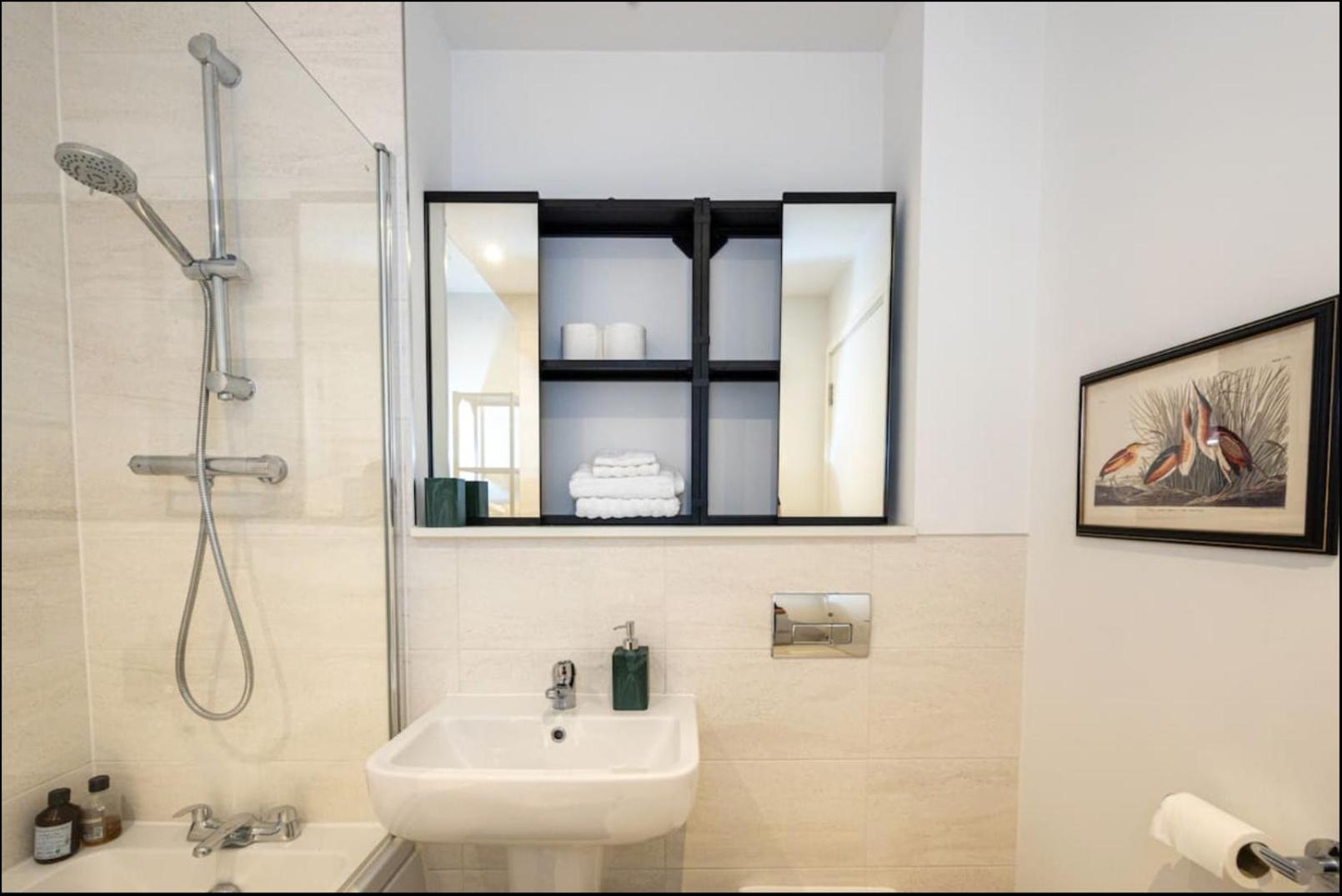 Elegance Retreat - 2 Bed Holiday Home With Parking Manchester Buitenkant foto