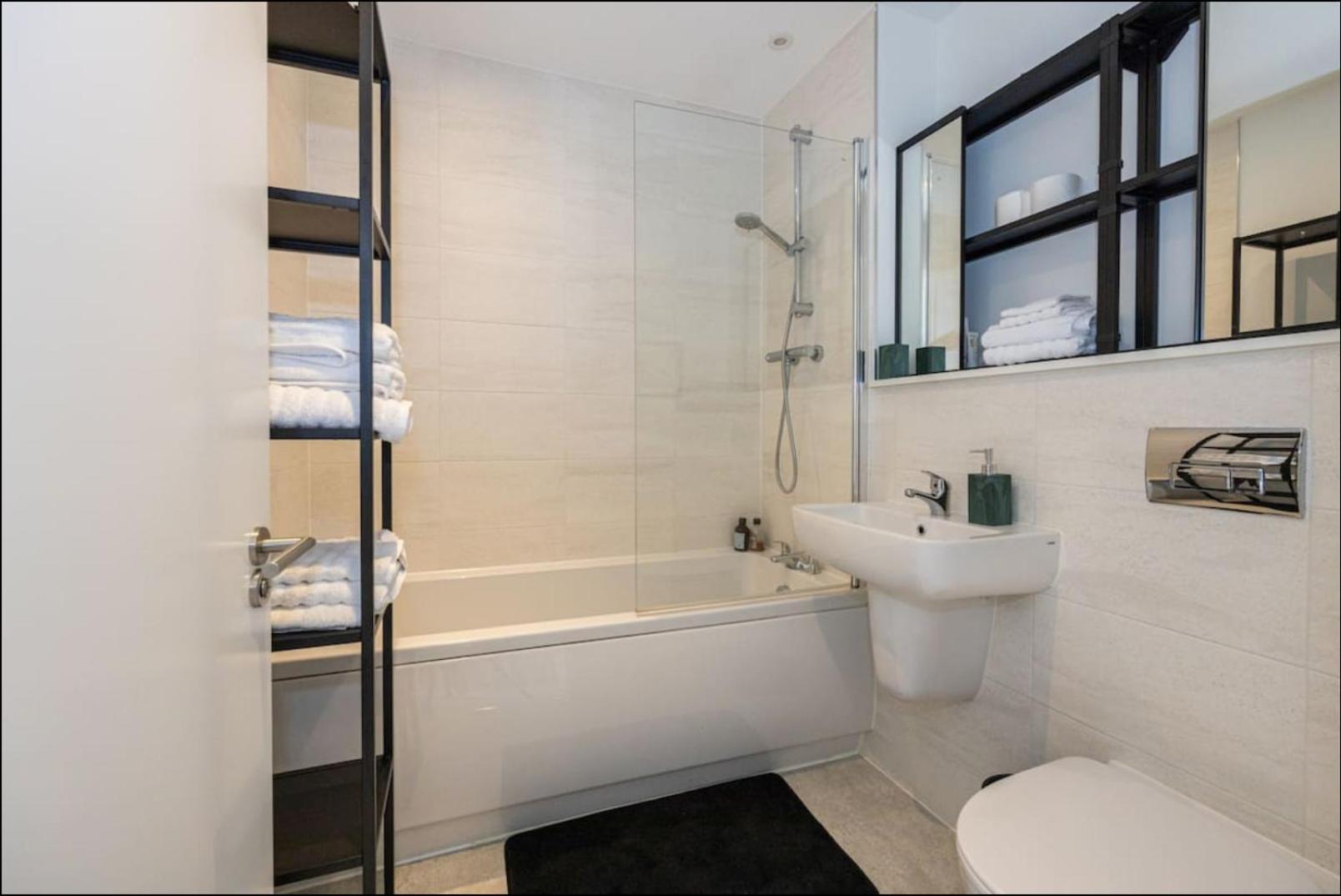Elegance Retreat - 2 Bed Holiday Home With Parking Manchester Buitenkant foto