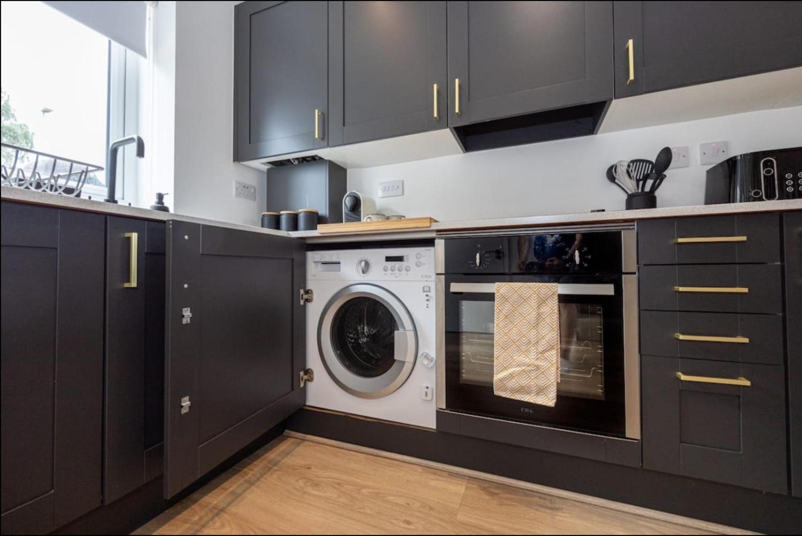 Elegance Retreat - 2 Bed Holiday Home With Parking Manchester Buitenkant foto