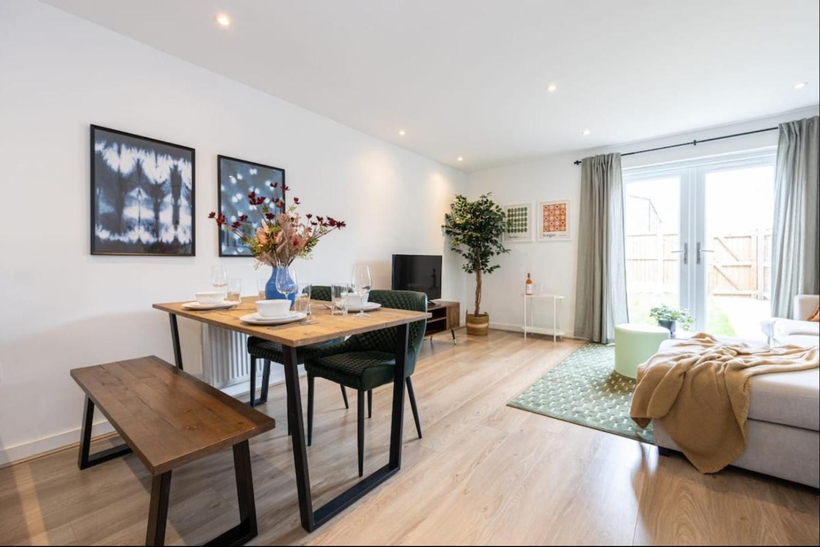 Elegance Retreat - 2 Bed Holiday Home With Parking Manchester Buitenkant foto