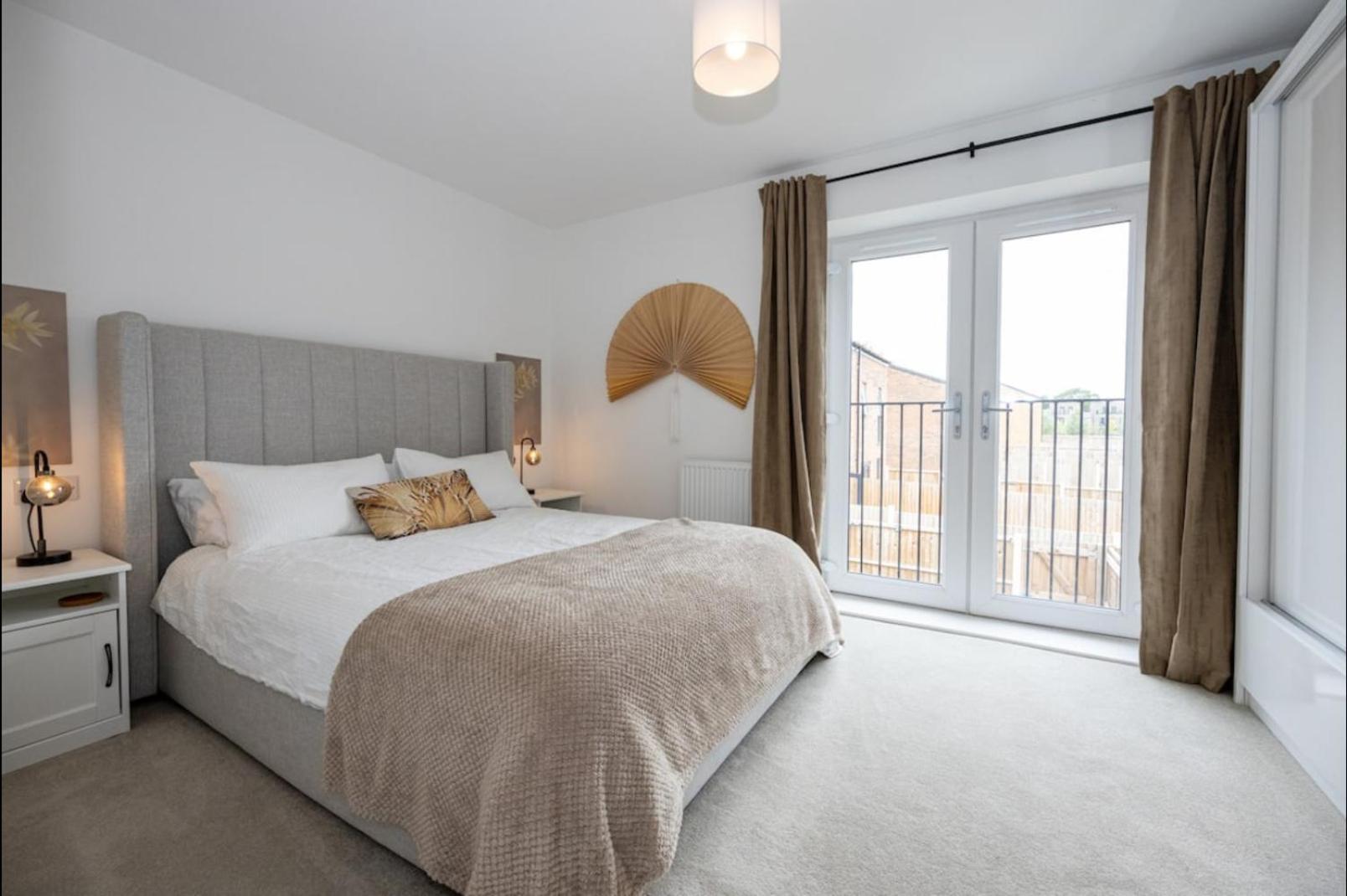 Elegance Retreat - 2 Bed Holiday Home With Parking Manchester Buitenkant foto
