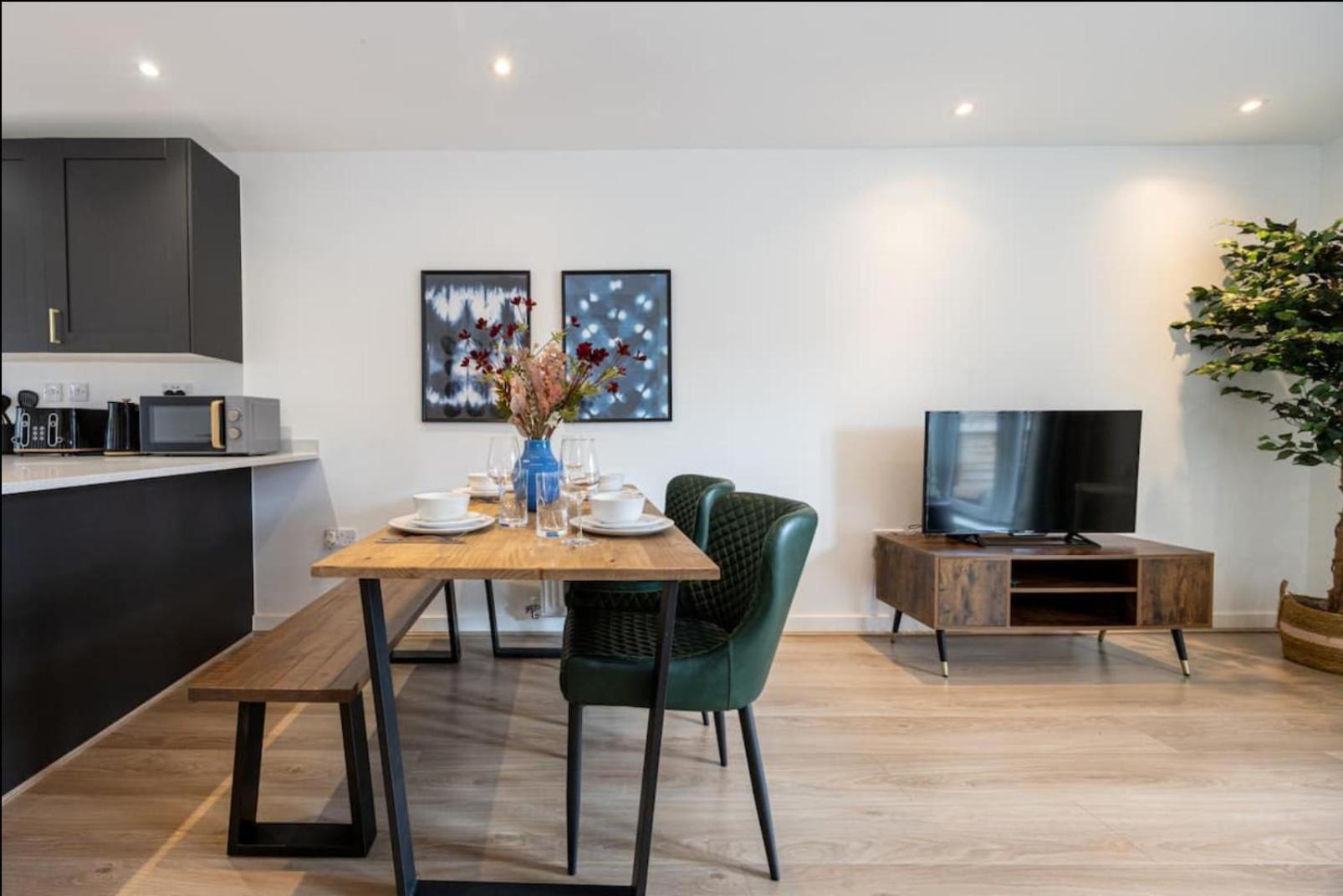 Elegance Retreat - 2 Bed Holiday Home With Parking Manchester Buitenkant foto